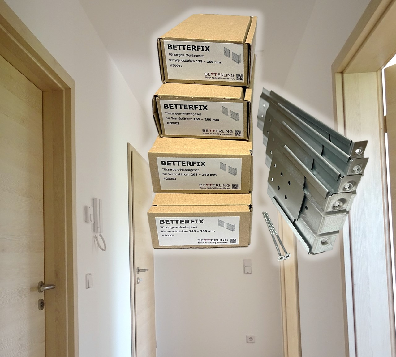 BETTERFIX Zargenmontage-Set: Montageschienen im Einbau an Türrahmen und Mauerwerk sowie die zugehörigen Verpackungen